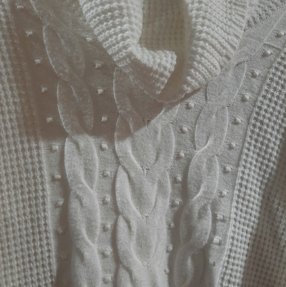 Ellie Turtle Neck Blouse - Picture 2 of 4